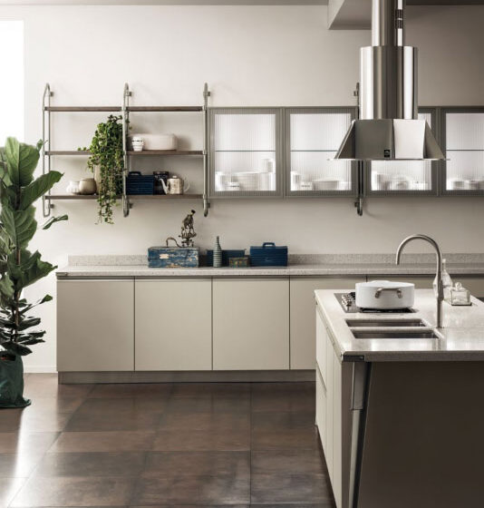 Cucina-bianca-in-una-casa-moderna-una-soluzione-che-non-passa-mai-di-moda-con-ante-in-vetro