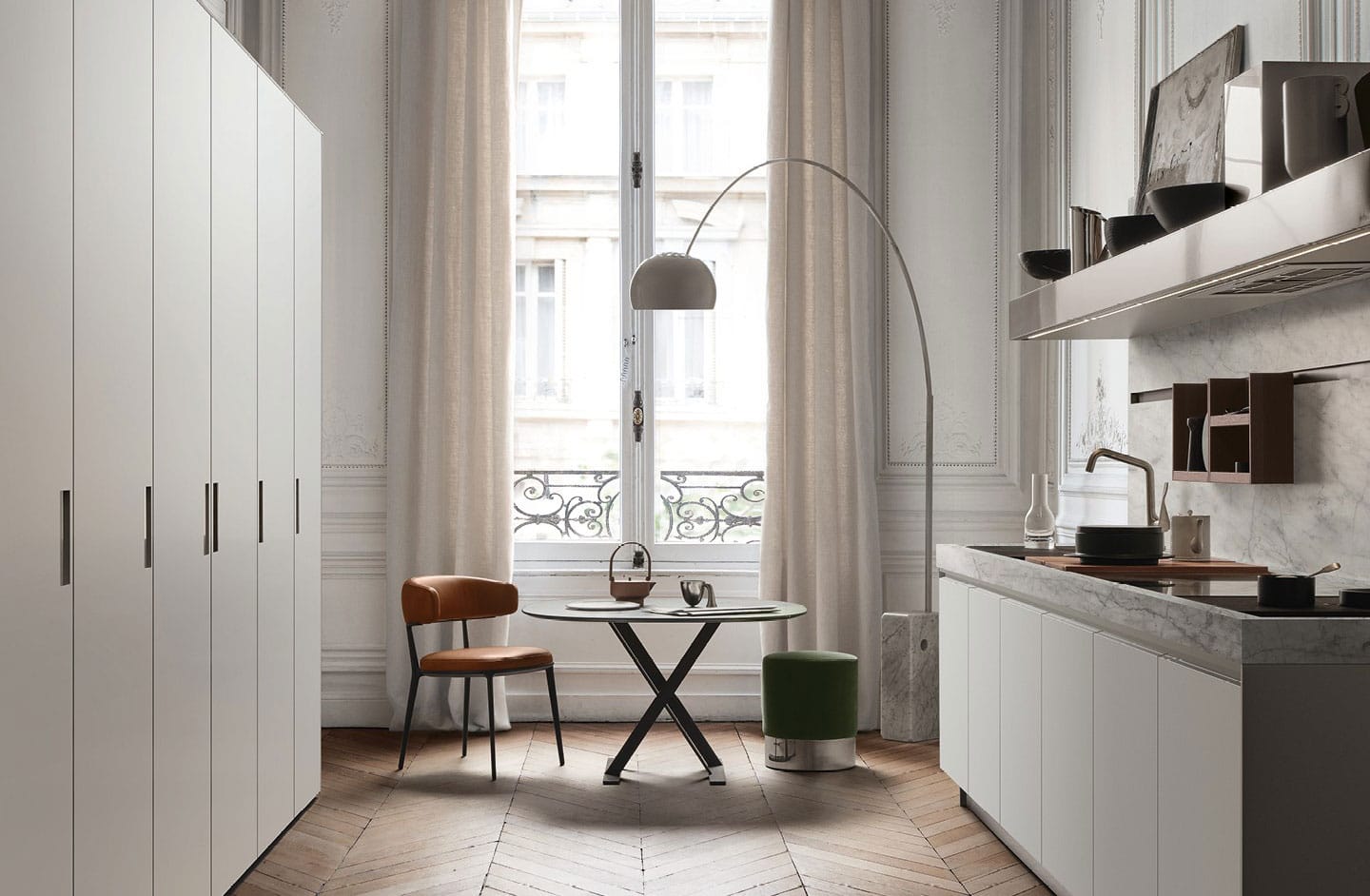 cucina bianca in una casa moderna