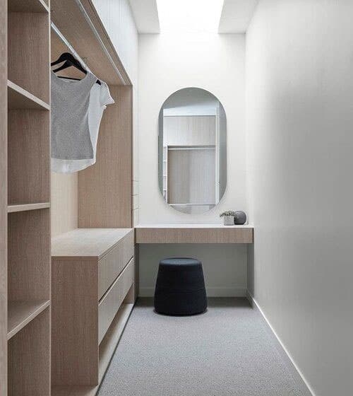 Petineuse-mobile-toilette-all-interno-di-una-cabina-armadio Petineuse-mobile-toilette-all-interno-di-una-cabina-armadio