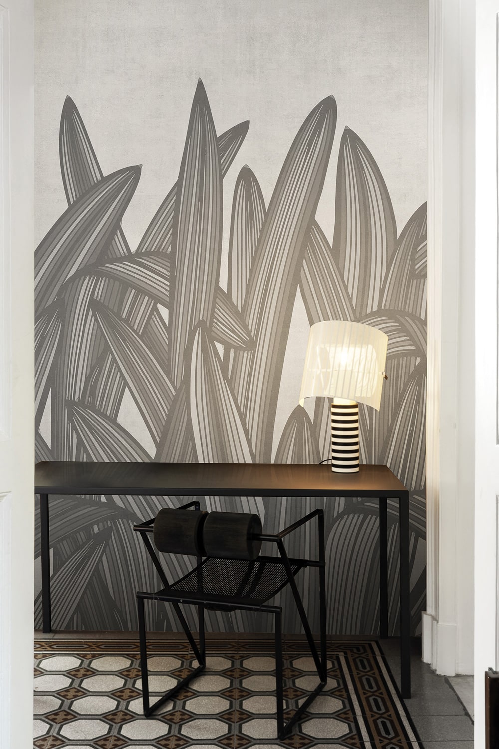 Angolo Studio Con Carta Da Parati Con Disegno Di Foglie
