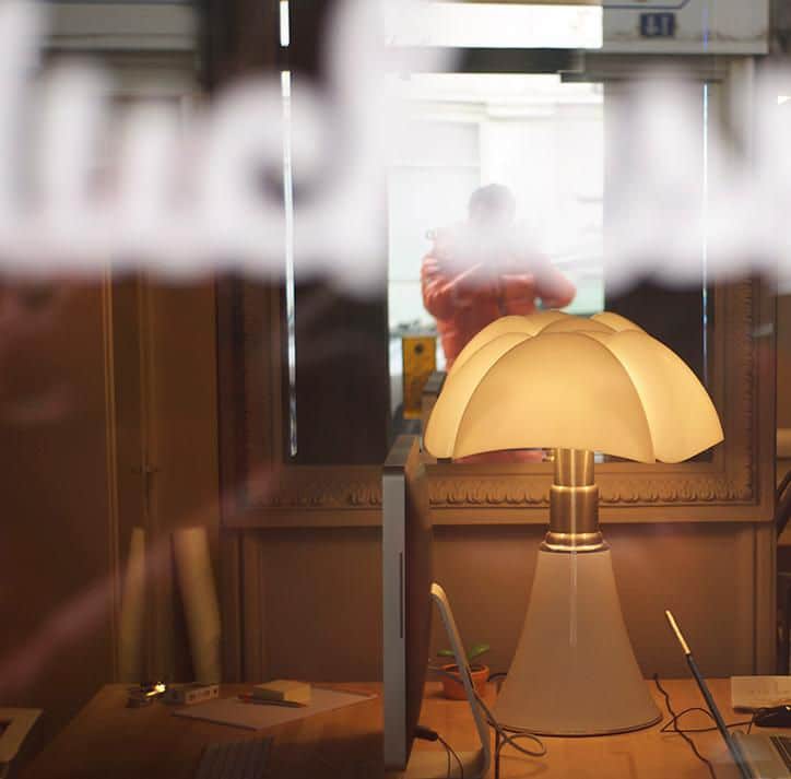 Lampade-di-design-iconiche-e-decorative-Pipistrello_Gau-Aulenti_MARTINELLI-LUCE